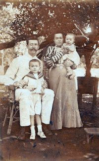Foto Adrien Henri MG (1873-1965) en Marie van Houten (1875-1945) met hun zonen Jan Albert MG (1904-1994) en Walrave (1907-1999)